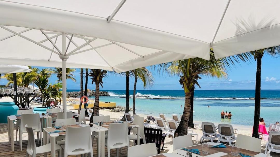 Tres Bel Appartement Avec Vue Mer, Acces Direct A La Plage Et Piscine Surveillee Saint-Francois  Zewnętrze zdjęcie
